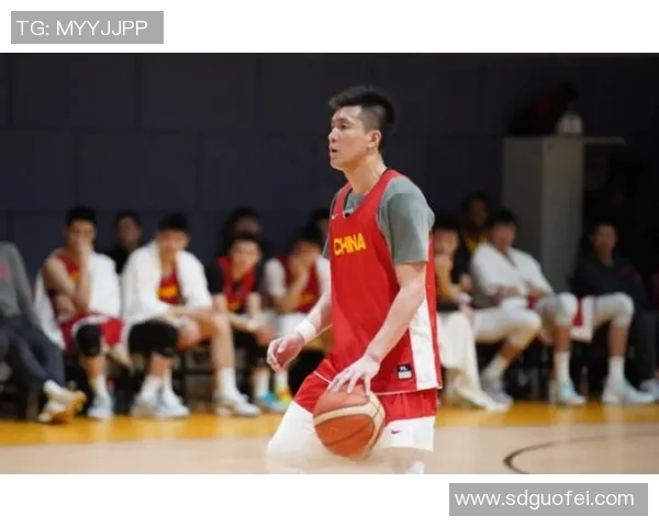 上海男篮迎战八一双鹿全力争胜展现球队实力与团结精神