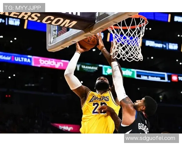 詹姆斯再次刷新纪录，单场独拿60分！