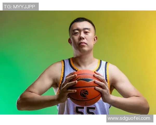 韩德君：从篮球场上的巨人到人生舞台的领航者